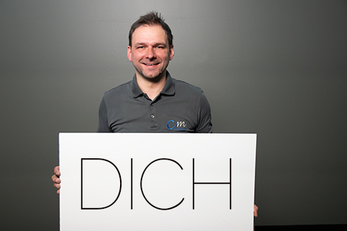 maennliche person haelt schild mit dich