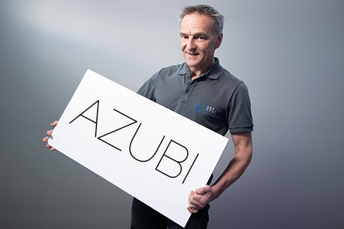 maennliche person haelt schild mit azubi