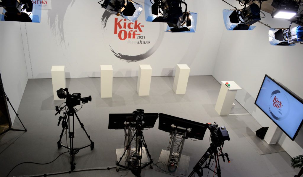 blick von oben auf das tv studio, bildschirme, cameras, kickoff in wiesbaden