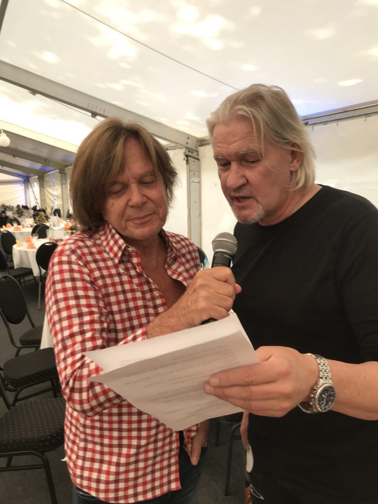 juergen drews und johnny logan beim soundcheck fuer eine firmenveranstaltung