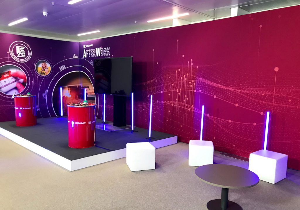 blick auf die buehne, digitale event der firma kramp, tagungsraum in ein tv studio umgebaut, concert media in strullendorf