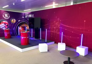 blick auf die buehne, digitale event der firma kramp, tagungsraum in ein tv studio umgebaut, concert media in strullendorf