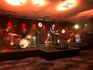 veranstaltung bund deutscher kriminalbeamter mit blick auf die buehne, kuenstler jan josef liefers und band